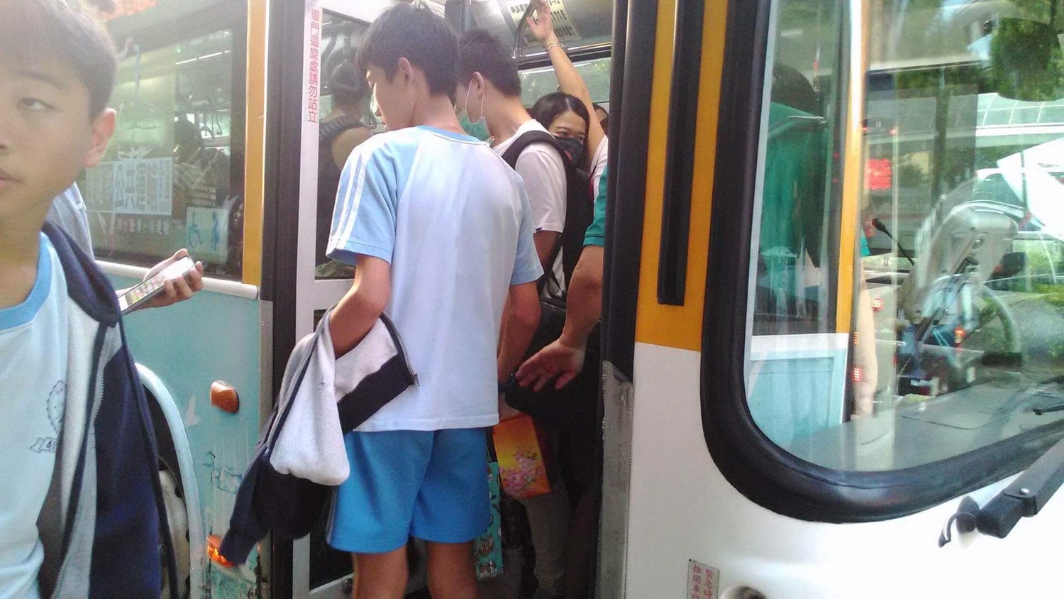 東大附中學生向市議員陳情,指尖峰時間公車班次不穩定,等了很久才來一班,又擠不上去。 市議員張廖乃綸/提供 東大附中學生向市議員陳情,指尖峰時間公車班次不穩定,等了很久才來一班,又擠不上去。 市議員張廖乃綸/提供