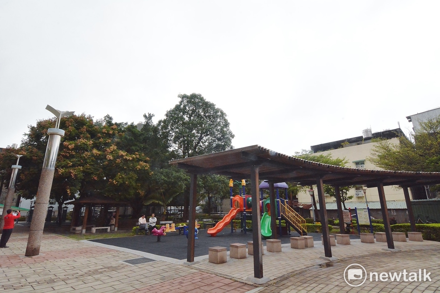 為完善東埔里設施,桃園市府規劃於東埔公園興建2層樓的市民活動中心,包括活動中心、長照據點等空間,明(107)年已預編1,500萬元預算,預計明年12月興建完成,在維持公園一定比例的綠覆率下,共同使用公園及活動中心,給東埔里民更好的活動空間。 為完善東埔里設施,桃園市府規劃於東埔公園興建2層樓的市民活動中心,包括活動中心、長照據點等空間,明(107)年已預編1,500萬元預算,預計明年12月興建完成,在維持公園一定比例的綠覆率下,共同使用公園及活動中心,給東埔里民更好的活動空間。