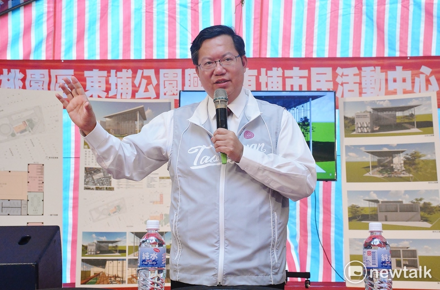 為完善東埔里設施,桃園市府規劃於東埔公園興建2層樓的市民活動中心,包括活動中心、長照據點等空間,明(107)年已預編1,500萬元預算,預計明年12月興建完成,在維持公園一定比例的綠覆率下,共同使用公園及活動中心,給東埔里民更好的活動空間。 為完善東埔里設施,桃園市府規劃於東埔公園興建2層樓的市民活動中心,包括活動中心、長照據點等空間,明(107)年已預編1,500萬元預算,預計明年12月興建完成,在維持公園一定比例的綠覆率下,共同使用公園及活動中心,給東埔里民更好的活動空間。