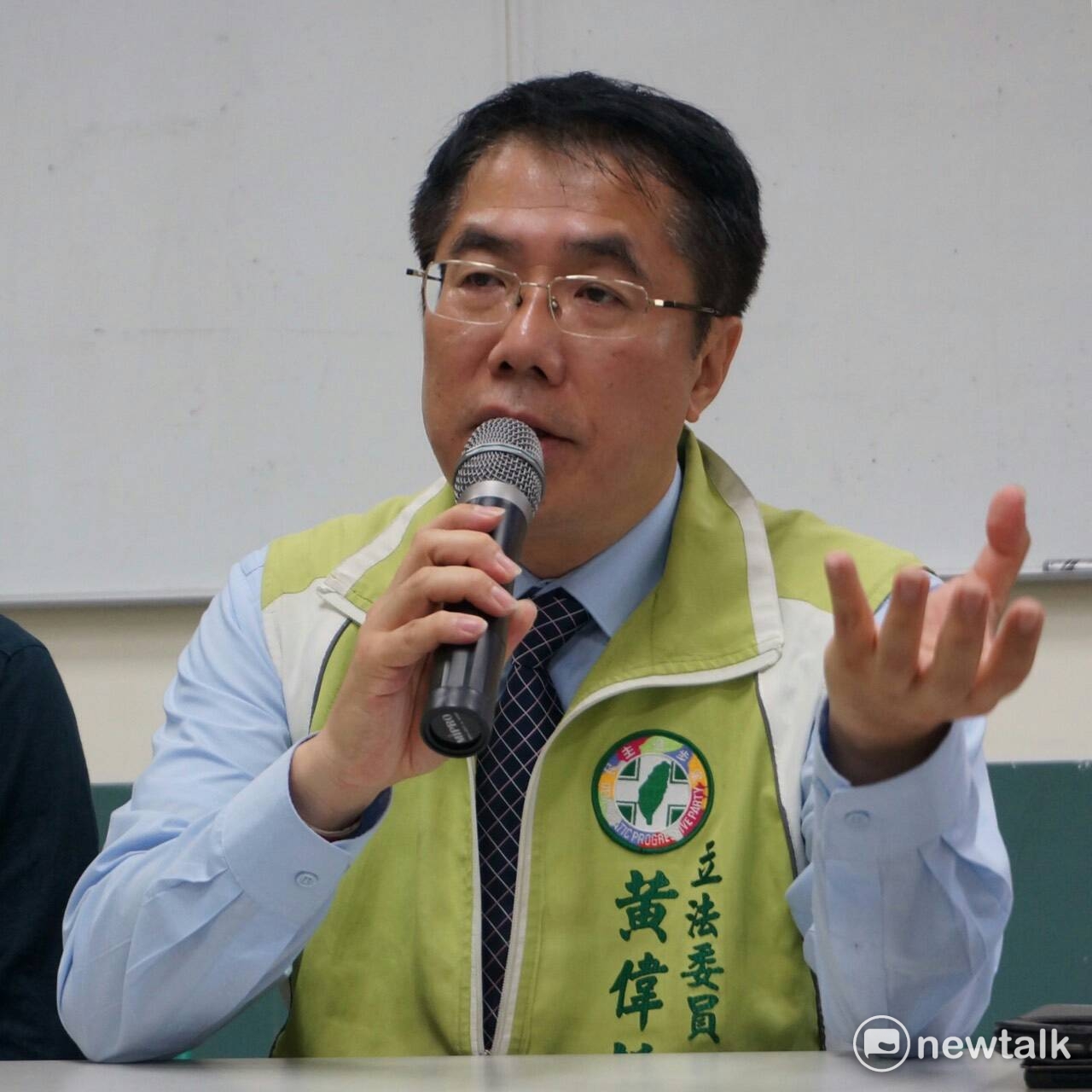 黃偉哲表示若歐欣無法化解地方疑慮,當選市長後不會核發施工許可。 黃偉哲表示若歐欣無法化解地方疑慮,當選市長後不會核發施工許可。