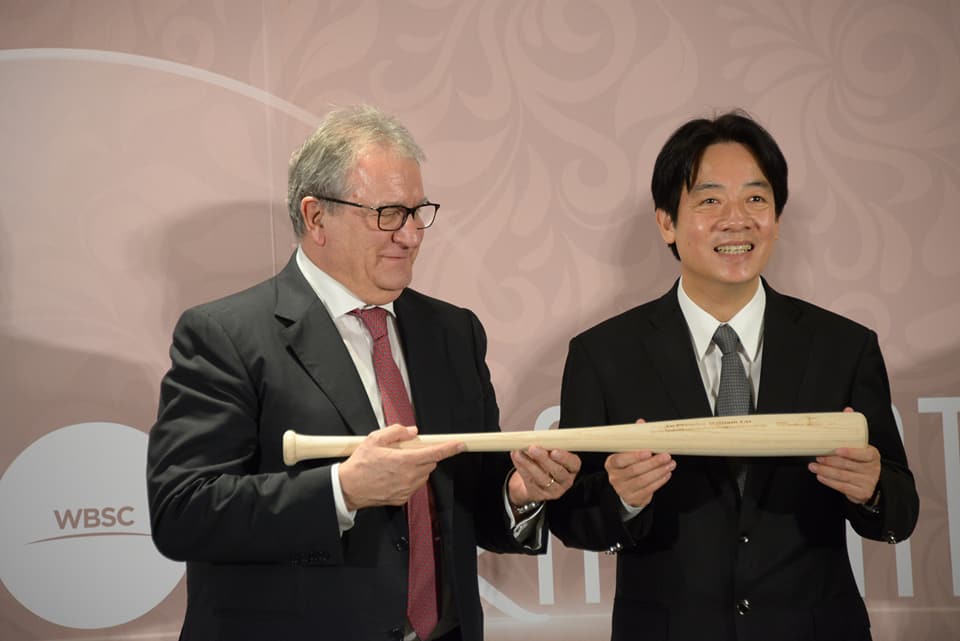 行政院長賴清德今(13)日恭賀彭誠浩(左)出任世界棒壘球總會副會長暨亞洲棒球總會會長。 行政院長賴清德今(13)日恭賀彭誠浩(左)出任世界棒壘球總會副會長暨亞洲棒球總會會長。