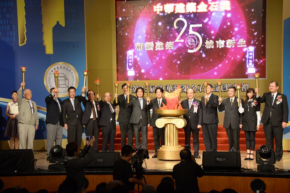 行政院長賴清德今(13)日恭賀彭誠浩(左)出任世界棒壘球總會副會長暨亞洲棒球總會會長。 行政院長賴清德今(13)日恭賀彭誠浩(左)出任世界棒壘球總會副會長暨亞洲棒球總會會長。