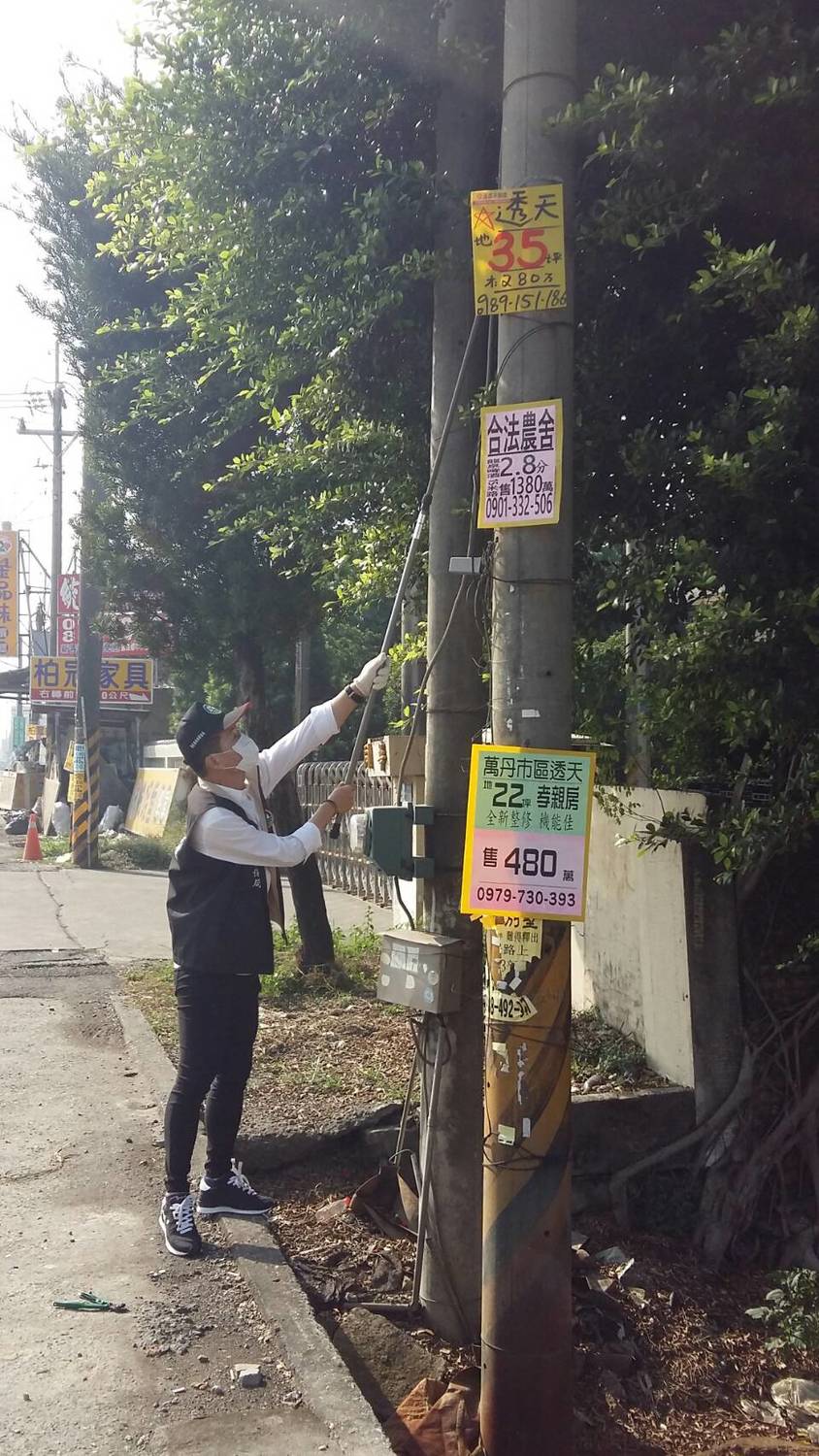 為了還給大家乾淨的市容,屏東縣環保局強力取締拆除違規廣告,並且連續告發、處分數百件違規案例,環保局從台27線屏東市轄境起,沿萬丹鄉、新園鄉迄東港鎮止,一日之內拆除廣告物路段來回長達50公里,連日來統計總共拆除大約3000張違規廣告物,保護用路人車視線及維護市容。 為了還給大家乾淨的市容,屏東縣環保局強力取締拆除違規廣告,並且連續告發、處分數百件違規案例,環保局從台27線屏東市轄境起,沿萬丹鄉、新園鄉迄東港鎮止,一日之內拆除廣告物路段來回長達50公里,連日來統計總共拆除大約3000張違規廣告物,保護用路人車視線及維護市容。