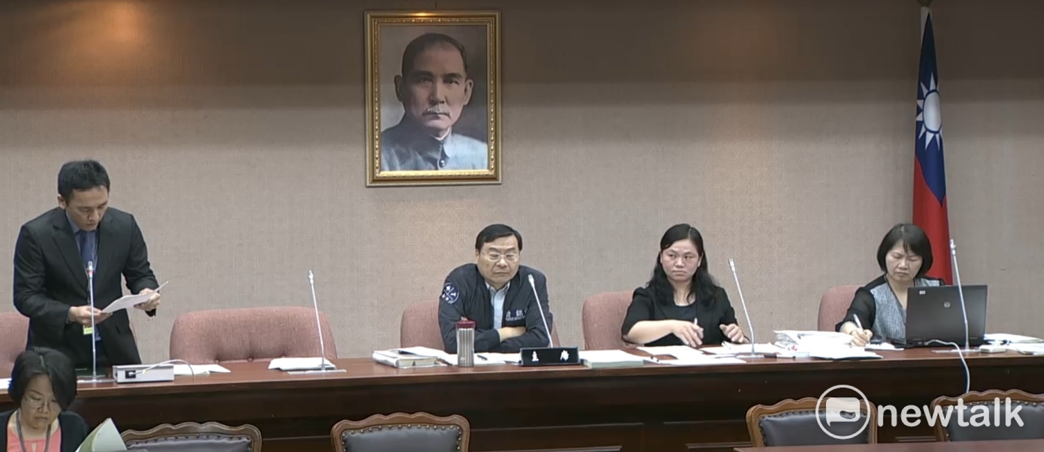 攸關一例一休的勞基法修正草案,去年僅交由社福衛環委員會審議,民進黨立委谷辣斯中午在程序委員會中提議,要求加入經濟與交通委員會聯席審查,國民黨團聞言立即表達反對立場。 攸關一例一休的勞基法修正草案,去年僅交由社福衛環委員會審議,民進黨立委谷辣斯中午在程序委員會中提議,要求加入經濟與交通委員會聯席審查,國民黨團聞言立即表達反對立場。