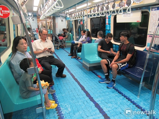 台北大眾捷運公司總經理顏邦傑今天說,明年1月1日起北市6歲至12歲兒童搭捷運可享6折優惠。他舉例,以單程票新台幣20元為例,兒童優惠為12元,相關預算由社會局編列。 台北大眾捷運公司總經理顏邦傑今天說,明年1月1日起北市6歲至12歲兒童搭捷運可享6折優惠。他舉例,以單程票新台幣20元為例,兒童優惠為12元,相關預算由社會局編列。