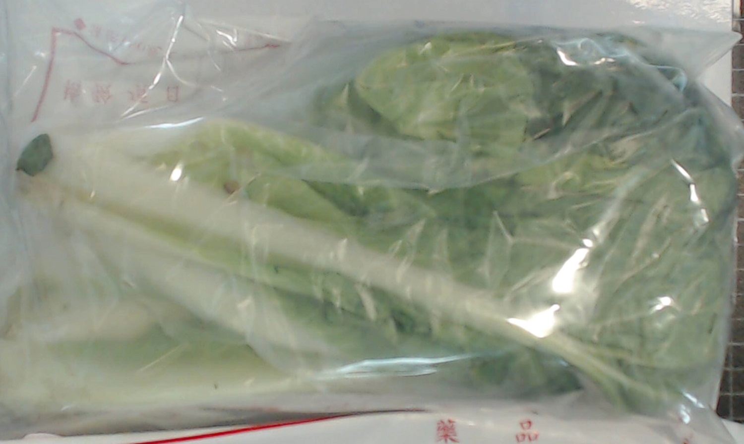本次抽驗78件蔬果產品,檢驗結果2件「百香果」分別檢出2-4項殘留農藥不符規定;1件「蚵仔白」檢出2項殘留農藥不符規定;1件「台灣菜豆」檢出1項殘留農藥不符規定。 圖:台北市衛生局/提供 本次抽驗78件蔬果產品,檢驗結果2件「百香果」分別檢出2-4項殘留農藥不符規定;1件「蚵仔白」檢出2項殘留農藥不符規定;1件「台灣菜豆」檢出1項殘留農藥不符規定。 圖:台北市衛生局/提供