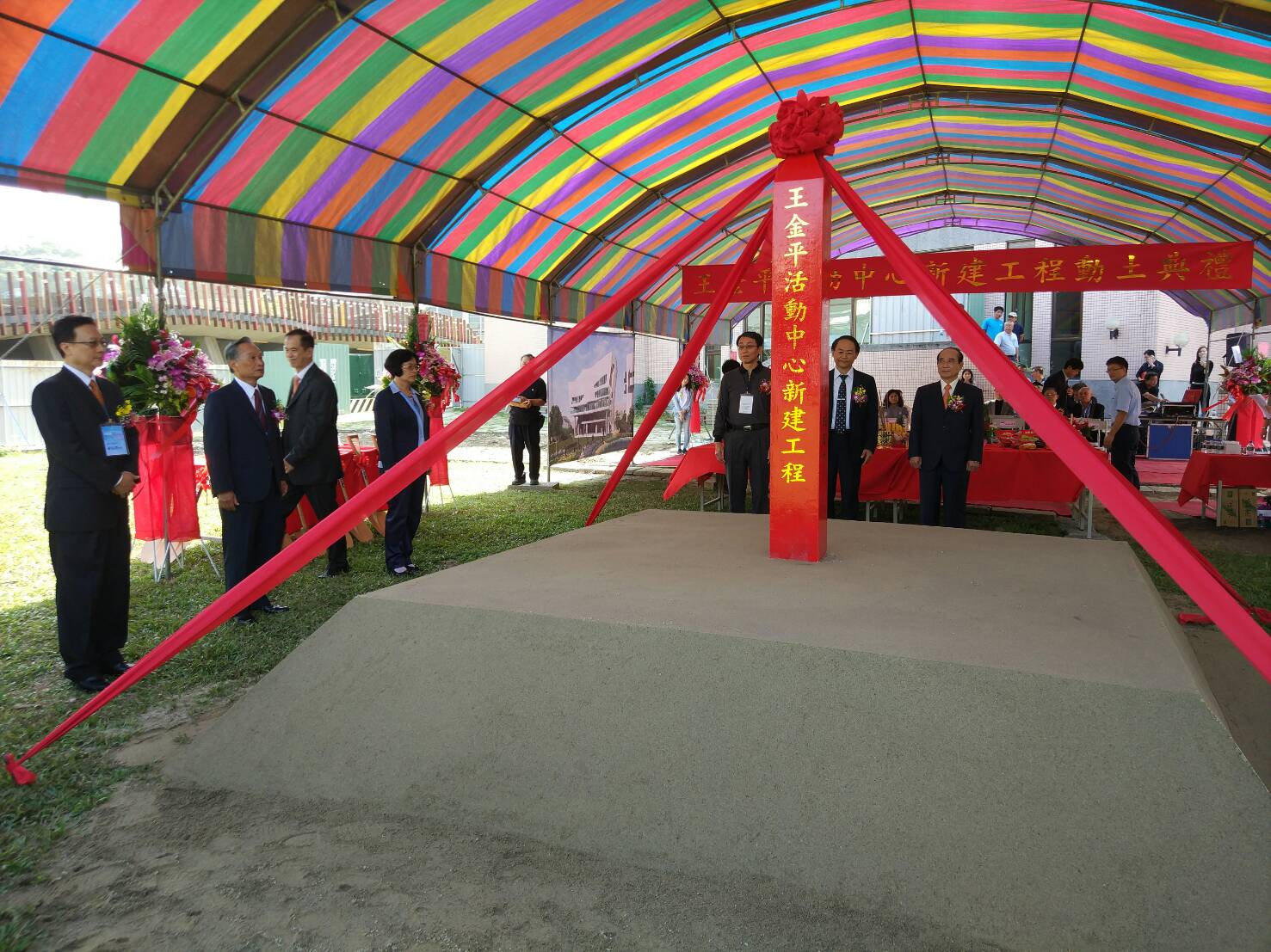 王金平出席「王金平游泳館」感恩典禮,為自己名稱的游泳館致詞。 王金平出席「王金平游泳館」感恩典禮,為自己名稱的游泳館致詞。
