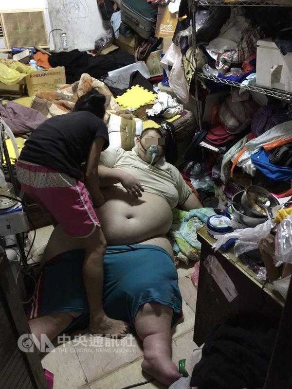 苗栗縣一名患有俗稱「小胖威利症」的19歲張姓男子(中),14日被家人發現呼吸急促急需送醫,但因張男體重約200公斤,體型龐大,苗栗縣消防局西湖分隊5名隊員全員出動,並請義消前往支援,協助將他送醫。 苗栗縣一名患有俗稱「小胖威利症」的19歲張姓男子(中),14日被家人發現呼吸急促急需送醫,但因張男體重約200公斤,體型龐大,苗栗縣消防局西湖分隊5名隊員全員出動,並請義消前往支援,協助將他送醫。