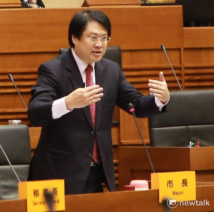 基隆市長林右昌今(14)日在議會備詢表示,基隆港港市再生標竿計畫,港區從西岸到東岸會有一條四公里的濱海長廊,無法親近港區水岸,未來將全部會打開。 基隆市長林右昌今(14)日在議會備詢表示,基隆港港市再生標竿計畫,港區從西岸到東岸會有一條四公里的濱海長廊,無法親近港區水岸,未來將全部會打開。