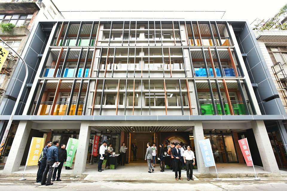 桃園市長鄭文燦在安東青創基地體驗VR棒球。 桃園市長鄭文燦在安東青創基地體驗VR棒球。