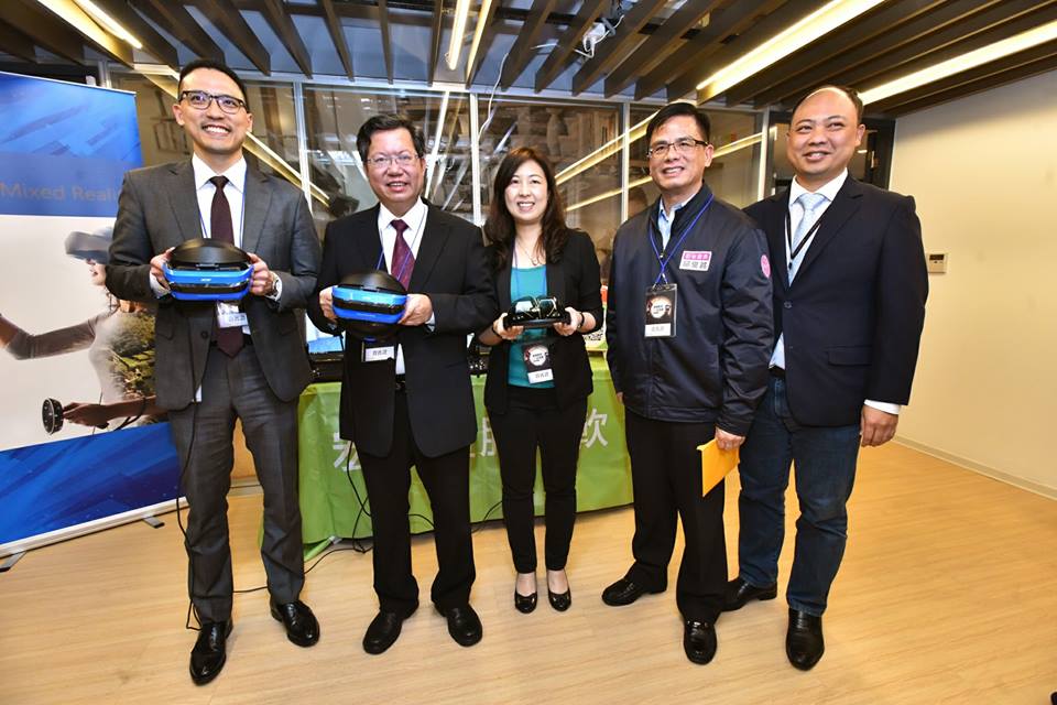 桃園市長鄭文燦在安東青創基地體驗VR棒球。 桃園市長鄭文燦在安東青創基地體驗VR棒球。