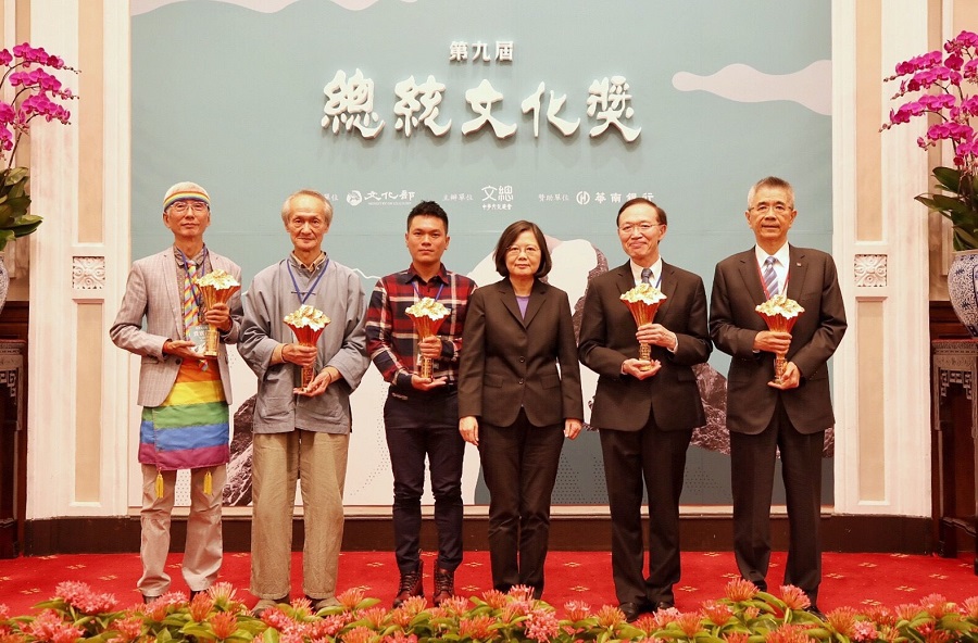 第九屆總統文化獎今(14)日於總統府舉辦授獎儀式,總統蔡英文(右3)與得獎者祁家威(左起)、黃永松、舒米恩、羅慧夫代領人陳昱瑞、周俊吉等大合照。 第九屆總統文化獎今(14)日於總統府舉辦授獎儀式,總統蔡英文(右3)與得獎者祁家威(左起)、黃永松、舒米恩、羅慧夫代領人陳昱瑞、周俊吉等大合照。