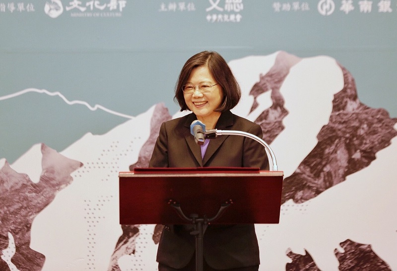 第九屆總統文化獎今(14)日於總統府舉辦授獎儀式,總統蔡英文(右3)與得獎者祁家威(左起)、黃永松、舒米恩、羅慧夫代領人陳昱瑞、周俊吉等大合照。 第九屆總統文化獎今(14)日於總統府舉辦授獎儀式,總統蔡英文(右3)與得獎者祁家威(左起)、黃永松、舒米恩、羅慧夫代領人陳昱瑞、周俊吉等大合照。