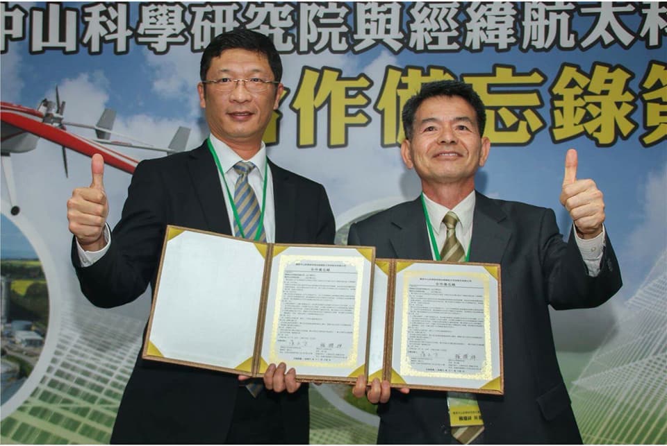 經緯航太董事長羅正方(左)與中山科學院化學所賴耀祥所長(右)。 經緯航太董事長羅正方(左)與中山科學院化學所賴耀祥所長(右)。