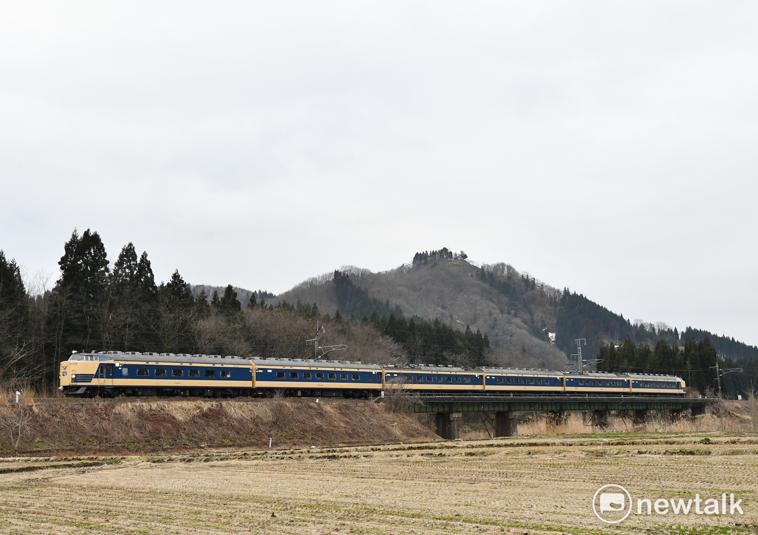 日本贈我兩節世界最早的臥舖電車,昨天深夜運抵台北機廠。 日本贈我兩節世界最早的臥舖電車,昨天深夜運抵台北機廠。