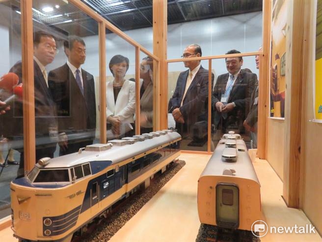 日本贈我兩節世界最早的臥舖電車,昨天深夜運抵台北機廠。 日本贈我兩節世界最早的臥舖電車,昨天深夜運抵台北機廠。