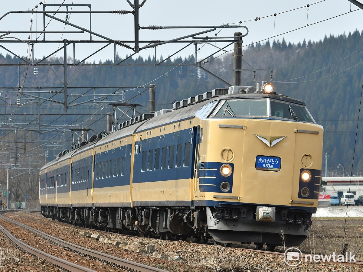日本贈我兩節世界最早的臥舖電車,昨天深夜運抵台北機廠。 日本贈我兩節世界最早的臥舖電車,昨天深夜運抵台北機廠。
