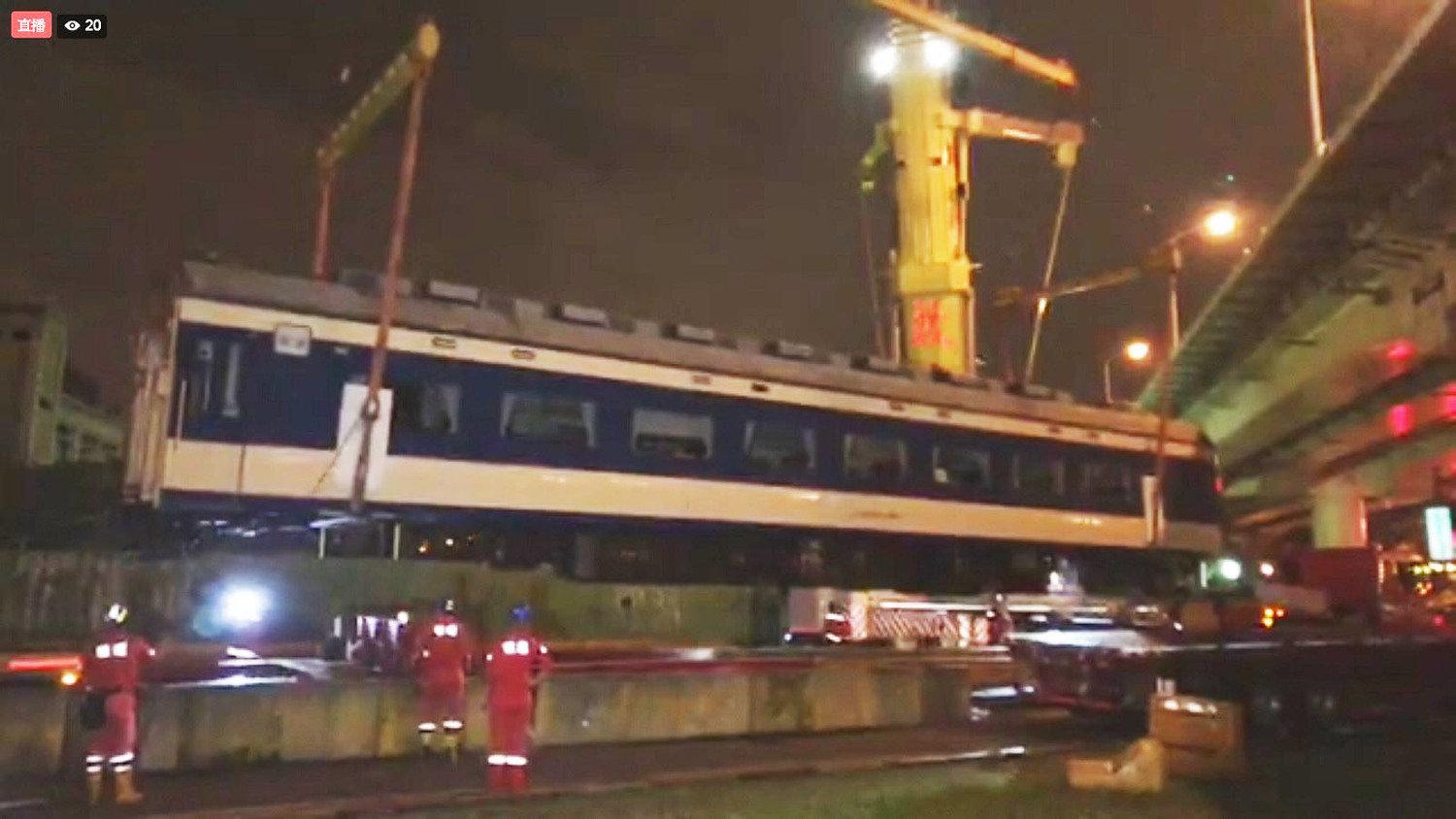 日本贈我兩節世界最早的臥舖電車,昨天深夜運抵台北機廠。 日本贈我兩節世界最早的臥舖電車,昨天深夜運抵台北機廠。