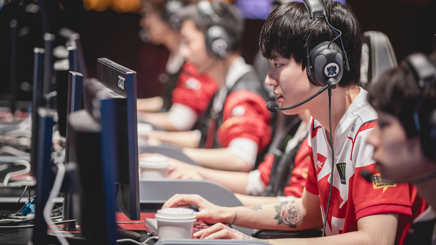 WE的AD選手Mystic身上有許多刺青。 圖:翻攝自 LoL Esports Photos flickr WE的AD選手Mystic身上有許多刺青。 圖:翻攝自 LoL Esports Photos flickr
