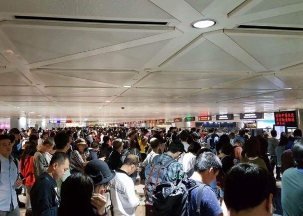 多民眾都發現桃園機場愈來愈擁擠,好像天天都像是尖峰日,報到、安檢都得大排長龍。 多民眾都發現桃園機場愈來愈擁擠,好像天天都像是尖峰日,報到、安檢都得大排長龍。