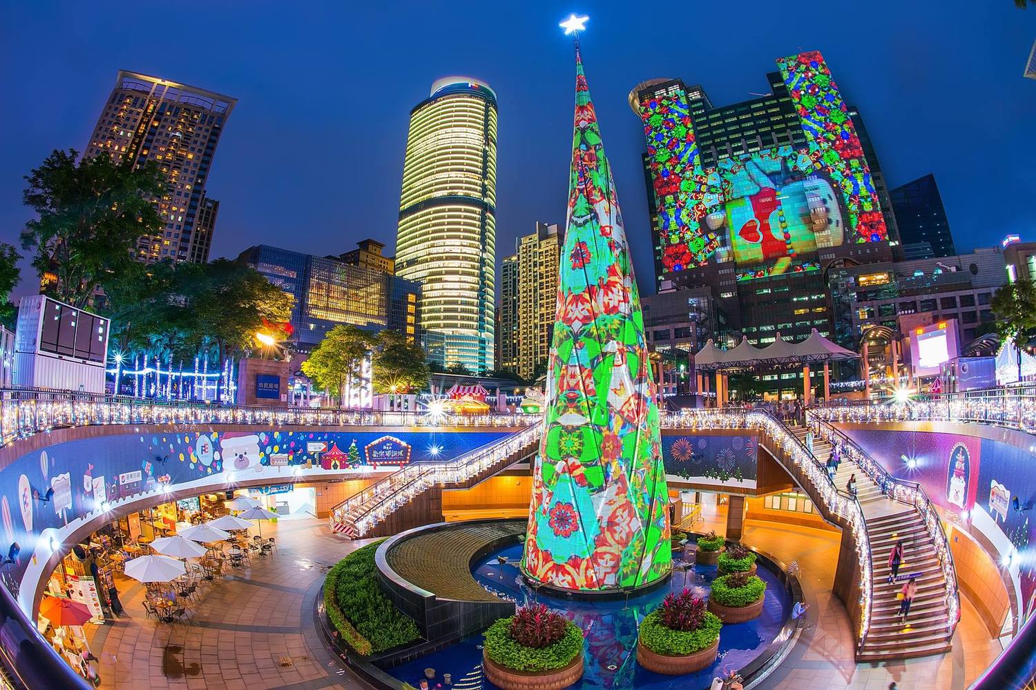 今(17)天《我的新北市》公開了新北耶誕城的試燈照,精彩的設計加上後方建築物的光雕投影,從照片就能感受到耶誕佳節的歡樂氣氛,圖為今年新北市歡樂耶誕城主燈試燈。 今(17)天《我的新北市》公開了新北耶誕城的試燈照,精彩的設計加上後方建築物的光雕投影,從照片就能感受到耶誕佳節的歡樂氣氛,圖為今年新北市歡樂耶誕城主燈試燈。