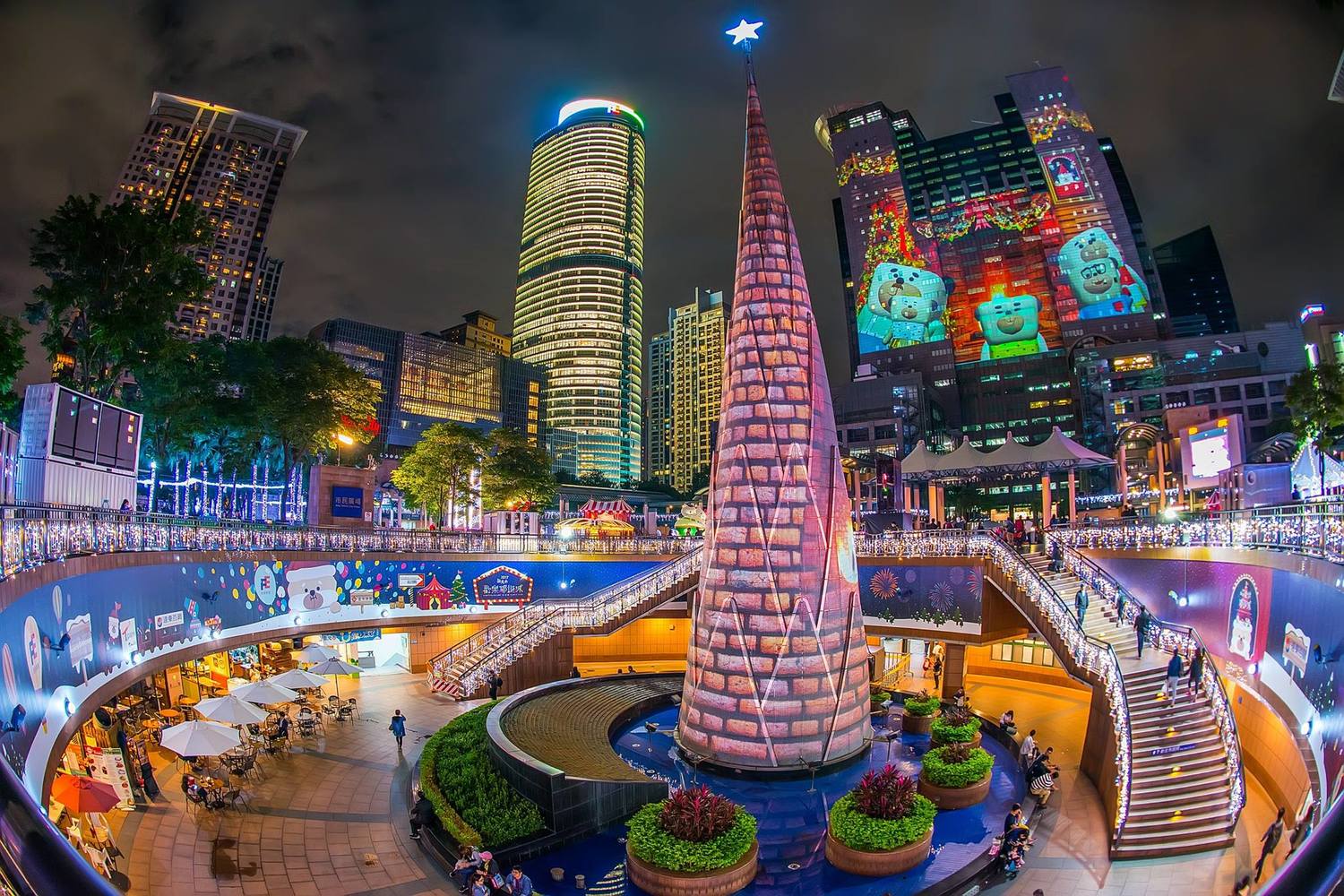 今(17)天《我的新北市》公開了新北耶誕城的試燈照,精彩的設計加上後方建築物的光雕投影,從照片就能感受到耶誕佳節的歡樂氣氛,圖為今年新北市歡樂耶誕城主燈試燈。 今(17)天《我的新北市》公開了新北耶誕城的試燈照,精彩的設計加上後方建築物的光雕投影,從照片就能感受到耶誕佳節的歡樂氣氛,圖為今年新北市歡樂耶誕城主燈試燈。