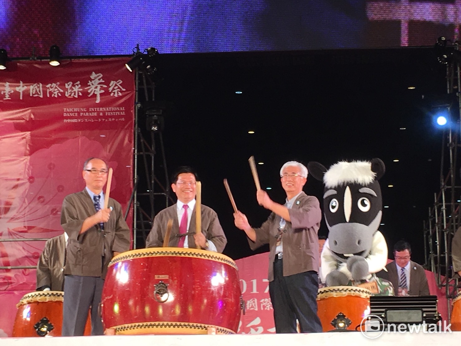 2017台中國際踩舞祭,台中市長林佳龍 (中)、副市長林陵三 (左) 與觀旅局長陳盛山 (右) 一同鑼鼓,為踩舞祭揭開序幕。 圖:陳奕/攝 2017台中國際踩舞祭,台中市長林佳龍 (中)、副市長林陵三 (左) 與觀旅局長陳盛山 (右) 一同鑼鼓,為踩舞祭揭開序幕。 圖:陳奕/攝