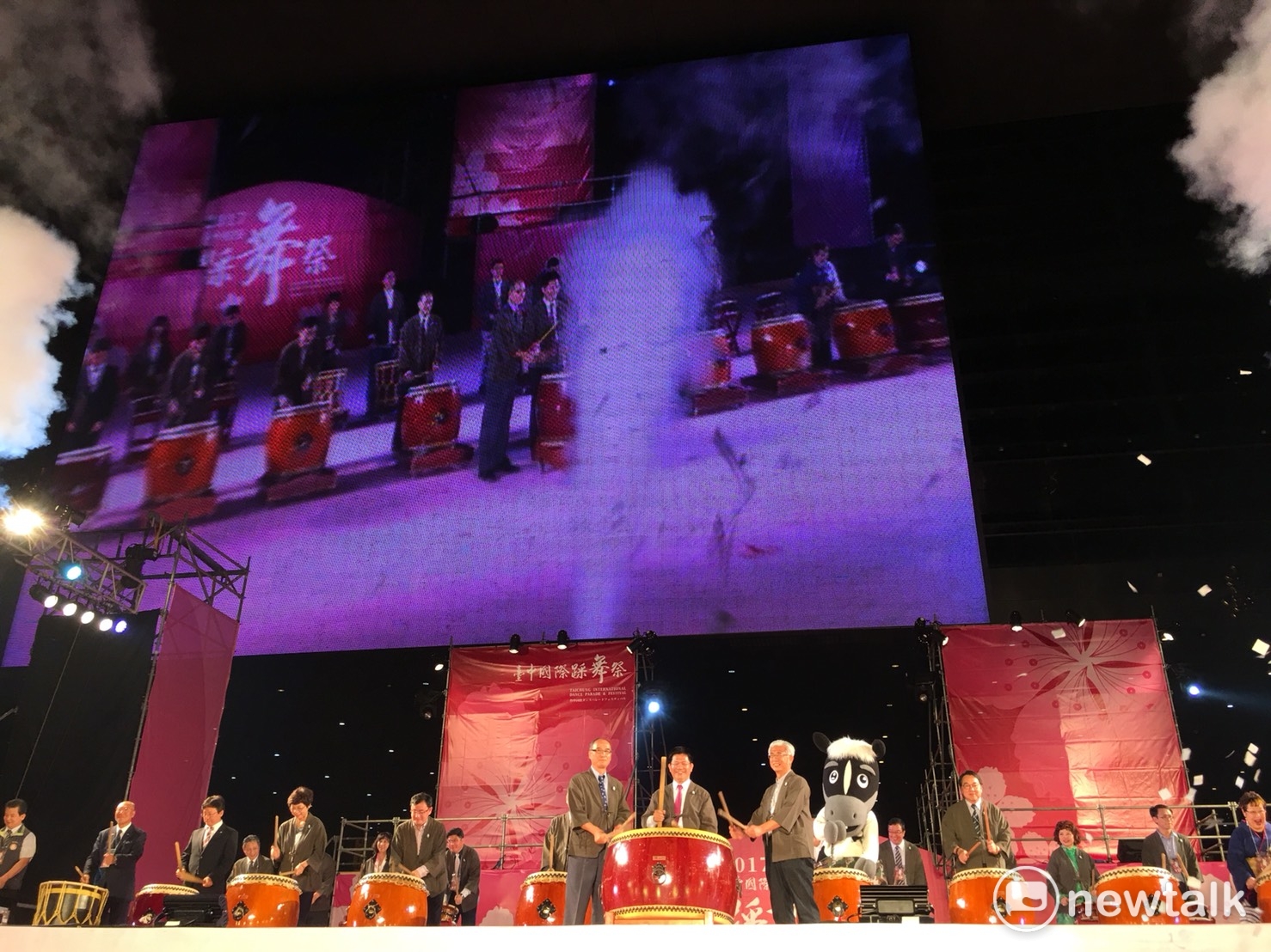 2017台中國際踩舞祭,台中市長林佳龍 (中)、副市長林陵三 (左) 與觀光局長陳盛山 (右) 一同鑼鼓,為踩舞祭揭開序幕。 圖:陳奕/攝 2017台中國際踩舞祭,台中市長林佳龍 (中)、副市長林陵三 (左) 與觀光局長陳盛山 (右) 一同鑼鼓,為踩舞祭揭開序幕。 圖:陳奕/攝
