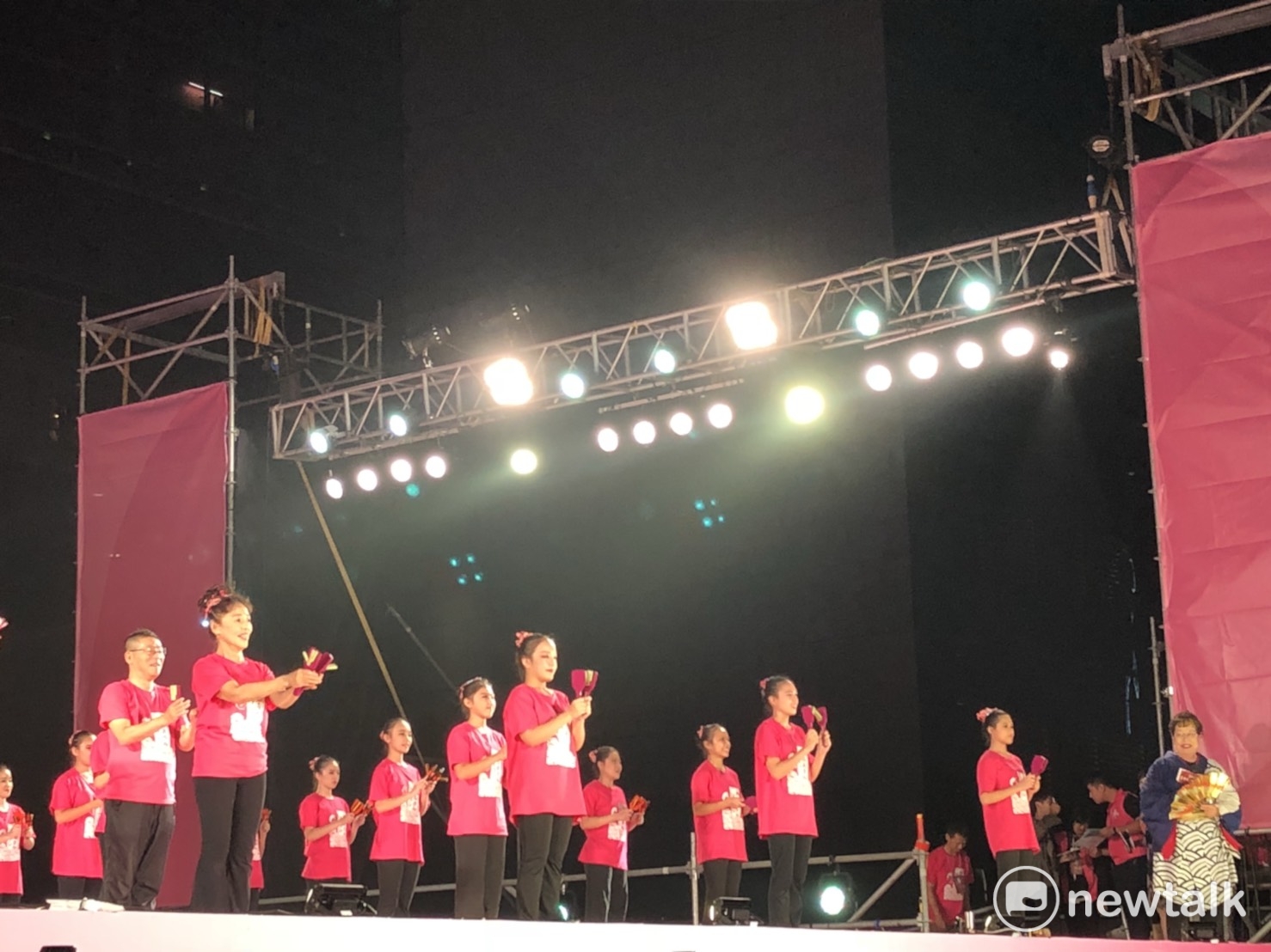 2017台中國際踩舞祭,日本岐阜縣瑞浪媽媽隊和台灣華岡藝校混搭的台日舞團。 圖:陳奕/攝 2017台中國際踩舞祭,日本岐阜縣瑞浪媽媽隊和台灣華岡藝校混搭的台日舞團。 圖:陳奕/攝