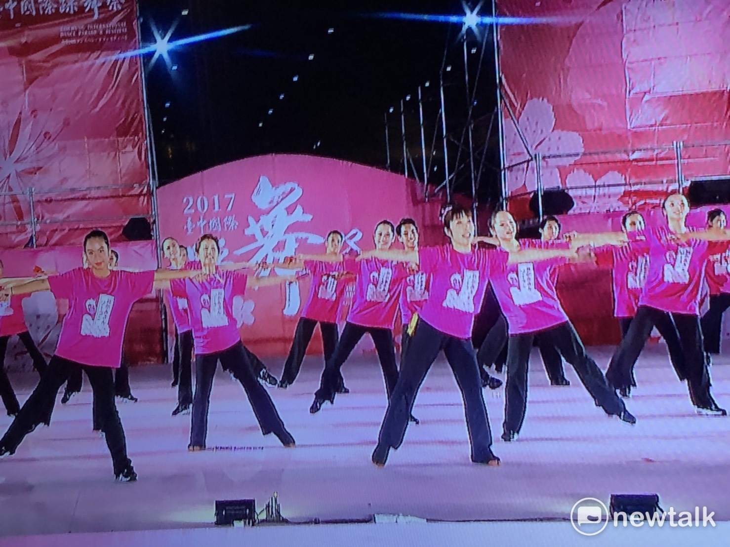 2017台中國際踩舞祭,日本岐阜縣瑞浪媽媽隊和台灣華岡藝校混搭的台日舞團。 圖:陳奕/攝 2017台中國際踩舞祭,日本岐阜縣瑞浪媽媽隊和台灣華岡藝校混搭的台日舞團。 圖:陳奕/攝
