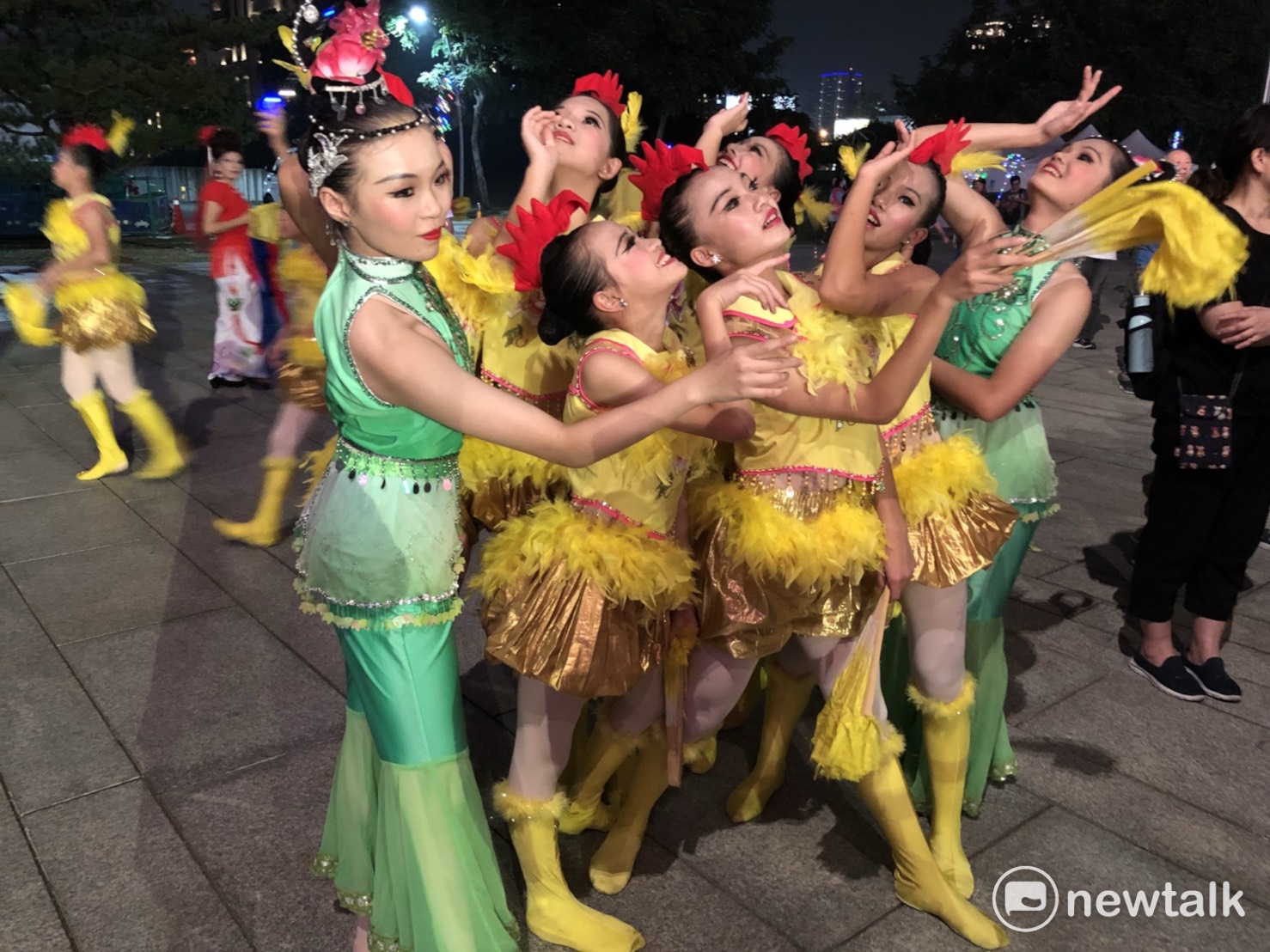 2017台中國際踩舞祭,造型華麗的南投民族舞蹈團,將表演《花開富貴慶雞祥》,在等待上場前,先到台前觀摩其他團體的表演,活潑開朗的舞者說,她們從今年燈會後,就開始團練準備。 圖:陳奕/攝 2017台中國際踩舞祭,造型華麗的南投民族舞蹈團,將表演《花開富貴慶雞祥》,在等待上場前,先到台前觀摩其他團體的表演,活潑開朗的舞者說,她們從今年燈會後,就開始團練準備。 圖:陳奕/攝