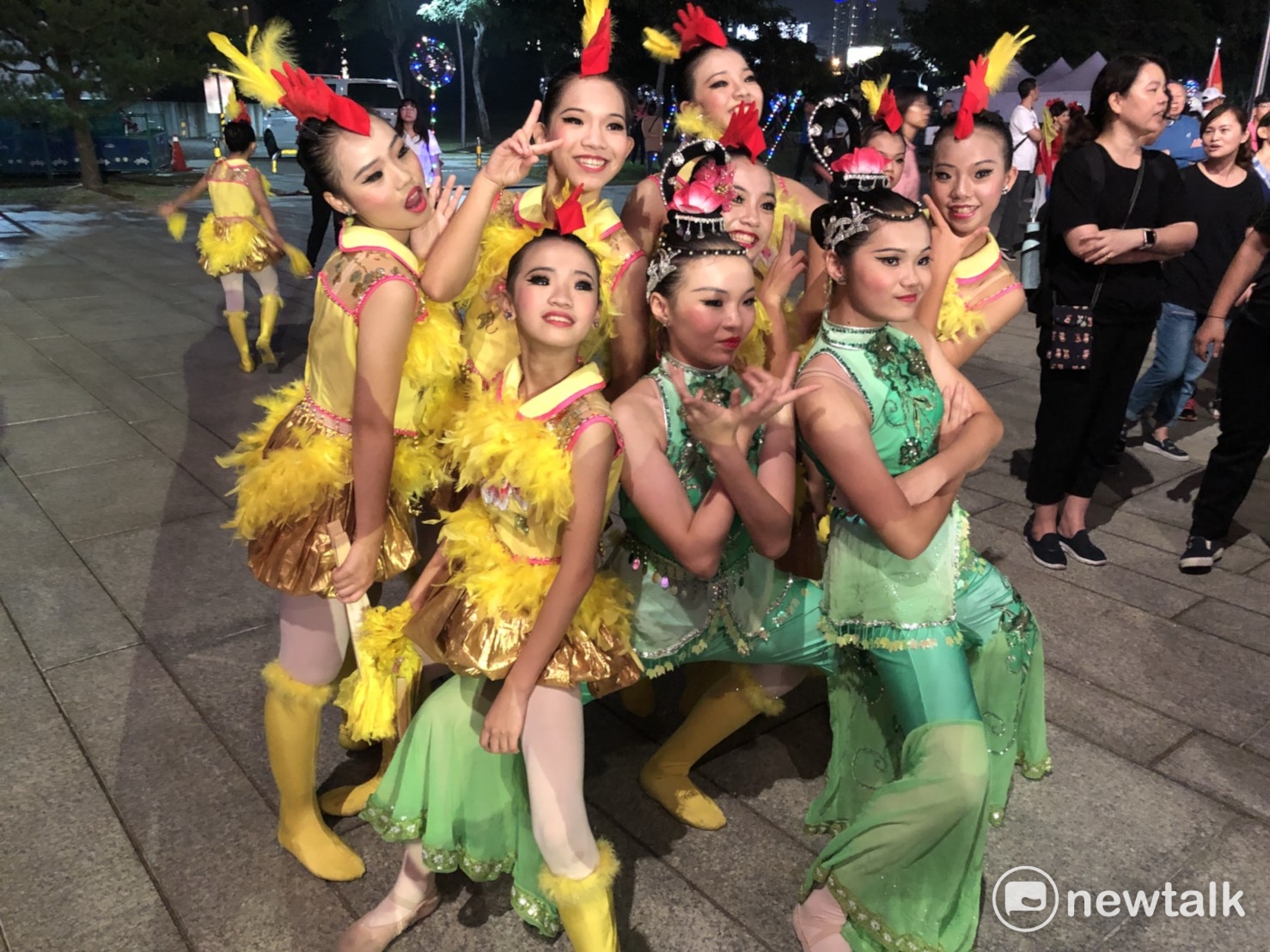 2017台中國際踩舞祭,造型華麗的南投民族舞蹈團,將表演《花開富貴慶雞祥》,在等待上場前,先到台前觀摩其他團體的表演,活潑開朗的舞者說,她們從今年燈會後,就開始團練準備。 圖:陳奕/攝 2017台中國際踩舞祭,造型華麗的南投民族舞蹈團,將表演《花開富貴慶雞祥》,在等待上場前,先到台前觀摩其他團體的表演,活潑開朗的舞者說,她們從今年燈會後,就開始團練準備。 圖:陳奕/攝