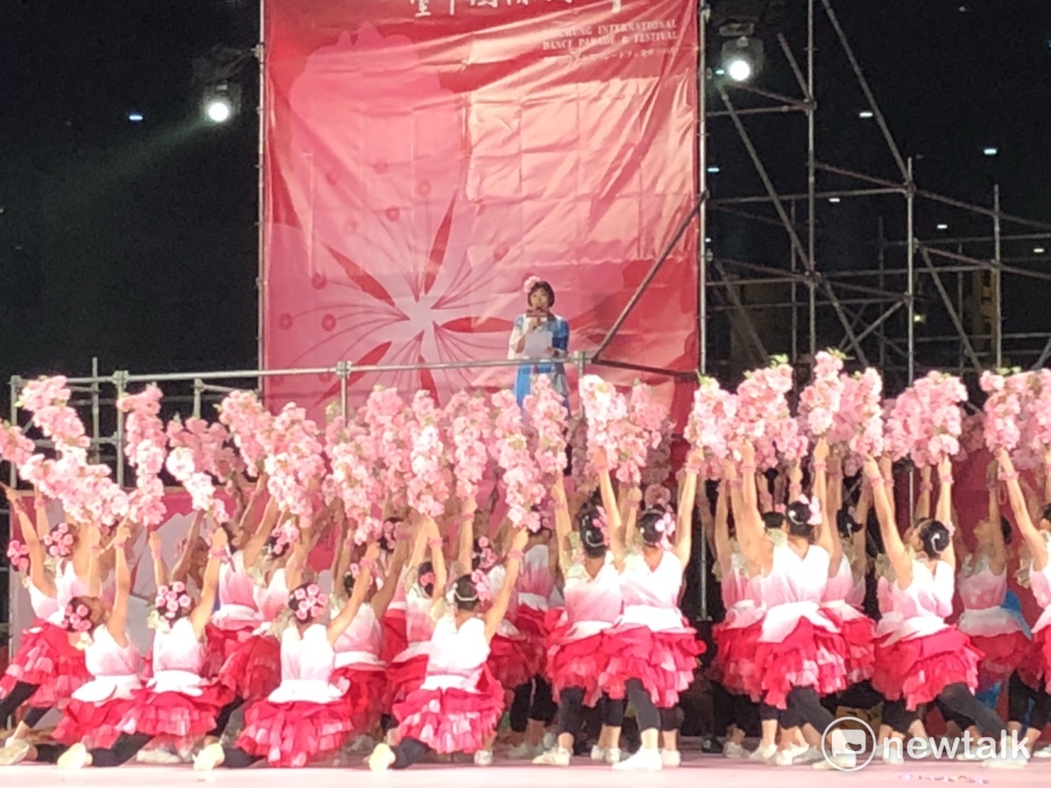 2017台中國際踩舞祭,台南應用科技大學的《如影隨形綻山櫻》,去年台南應大參與2016台中國際踩舞祭〉,獲得最佳表演獎。 圖:陳奕/攝 2017台中國際踩舞祭,台南應用科技大學的《如影隨形綻山櫻》,去年台南應大參與2016台中國際踩舞祭〉,獲得最佳表演獎。 圖:陳奕/攝