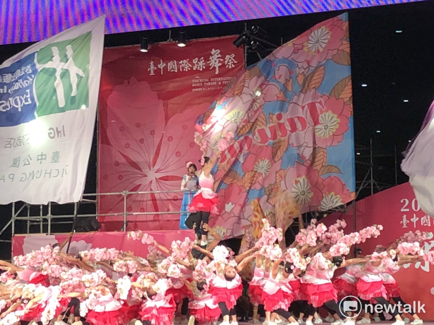 2017台中國際踩舞祭,台南應用科技大學的《如影隨形綻山櫻》,去年台南應大參與2016台中國際踩舞祭〉,獲得最佳表演獎。 圖:陳奕/攝 2017台中國際踩舞祭,台南應用科技大學的《如影隨形綻山櫻》,去年台南應大參與2016台中國際踩舞祭〉,獲得最佳表演獎。 圖:陳奕/攝