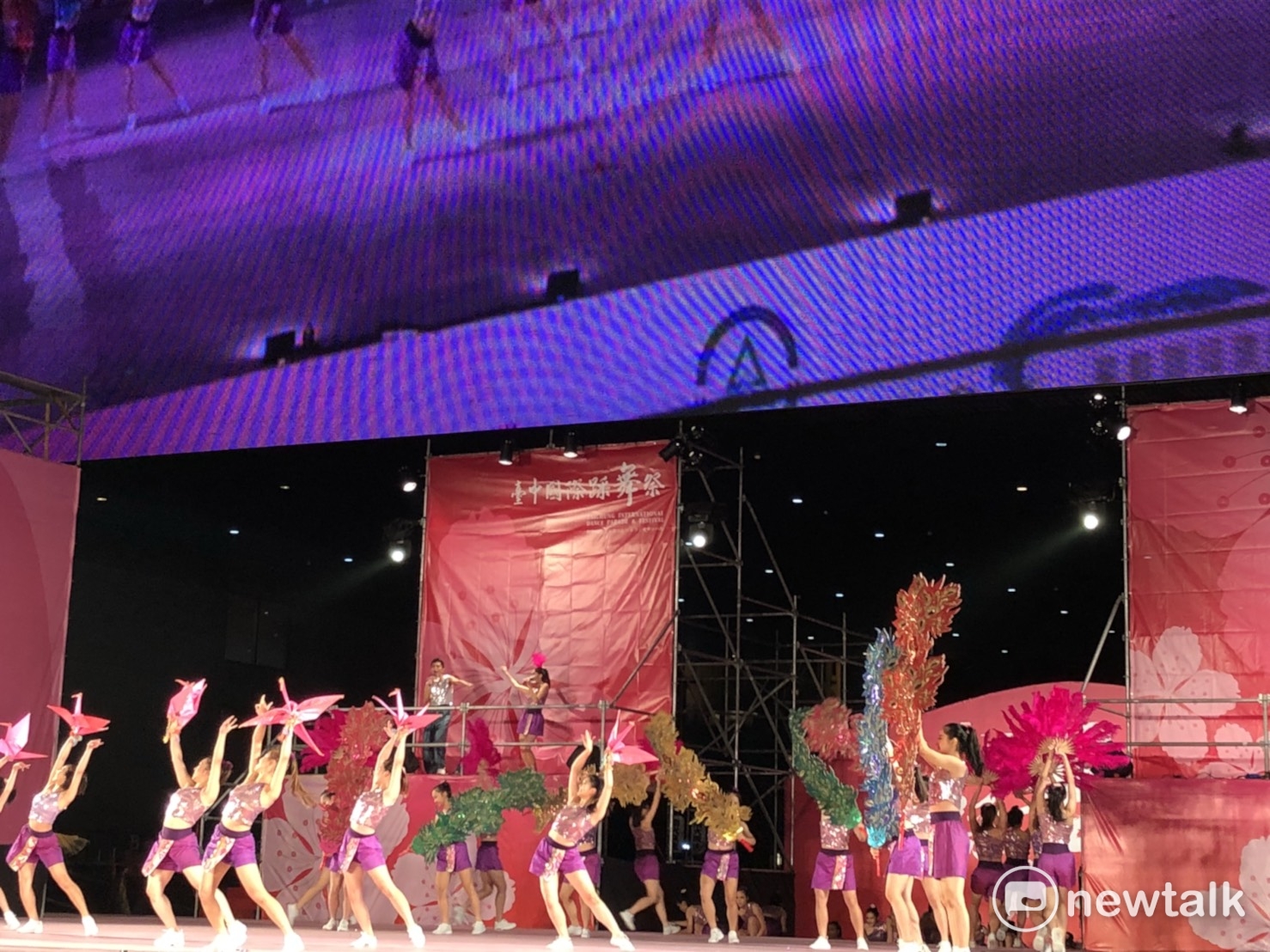 2017台中國際踩舞祭,台北市立大學舞蹈系65人的表演《鳳凰于飛慶豐年》 圖:陳奕/攝 2017台中國際踩舞祭,台北市立大學舞蹈系65人的表演《鳳凰于飛慶豐年》 圖:陳奕/攝