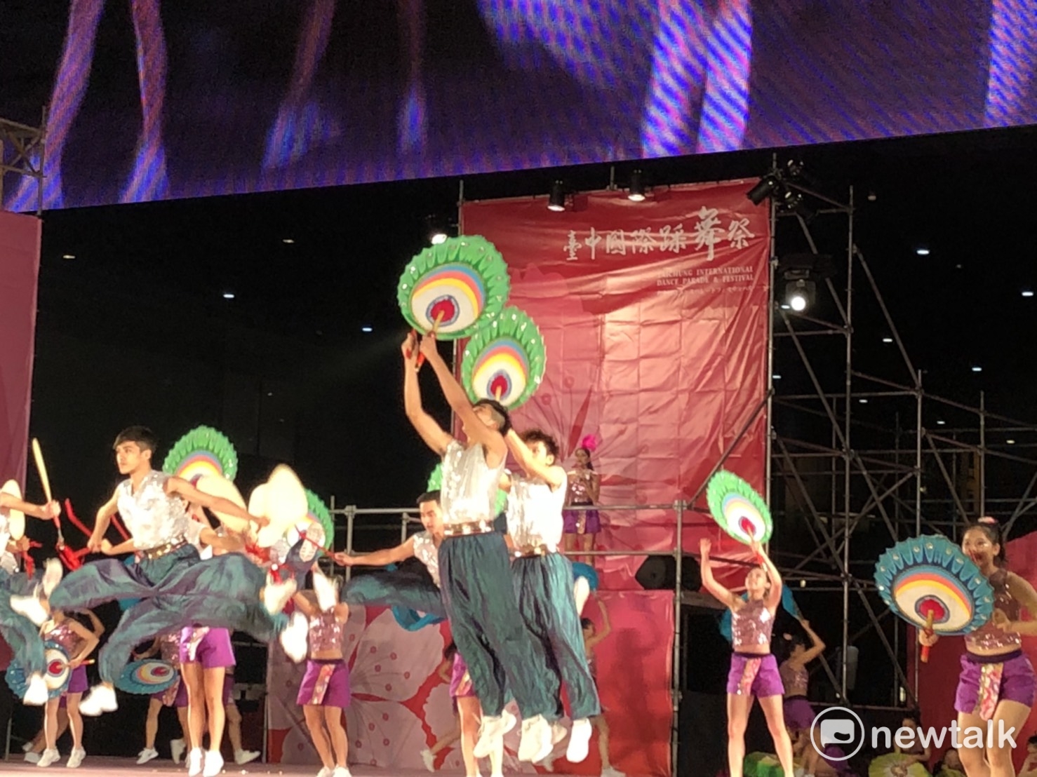 2017台中國際踩舞祭,台北市立大學舞蹈系65人的表演《鳳凰于飛慶豐年》。 圖:陳奕/攝 2017台中國際踩舞祭,台北市立大學舞蹈系65人的表演《鳳凰于飛慶豐年》。 圖:陳奕/攝