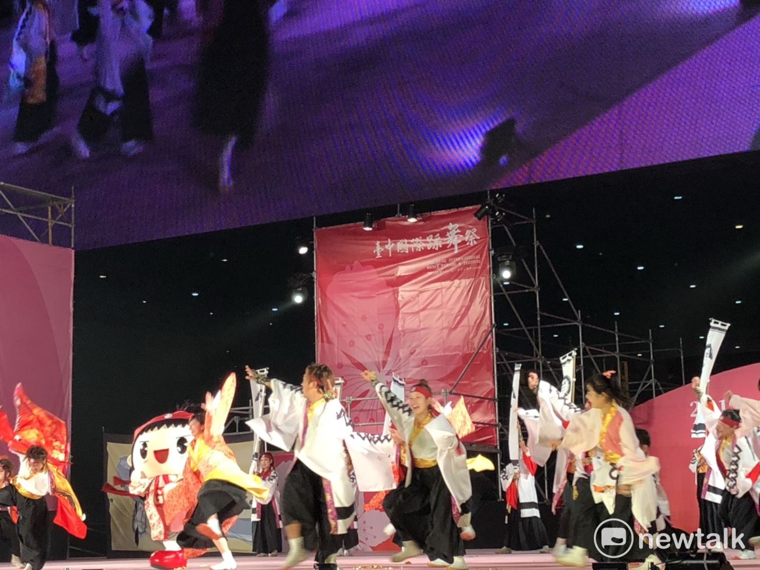2017台中國際踩舞祭,來自大阪市的阿波踊,南大阪連舞團係由南大阪地區阿波舞愛好者於1991年發起成立,成員雖非職業舞者,惟經常利用週末假日集合勤練舞技,為追求舞藝精益求精,每年均定期參加阿波舞發源地之德島全國大賽,舞藝水準甚高,平日積極參與關西地區舉辦之各項文化推廣活動,現舞團人數約75名。 圖:陳奕/攝 2017台中國際踩舞祭,來自大阪市的阿波踊,南大阪連舞團係由南大阪地區阿波舞愛好者於1991年發起成立,成員雖非職業舞者,惟經常利用週末假日集合勤練舞技,為追求舞藝精益求精,每年均定期參加阿波舞發源地之德島全國大賽,舞藝水準甚高,平日積極參與關西地區舉辦之各項文化推廣活動,現舞團人數約75名。 圖:陳奕/攝