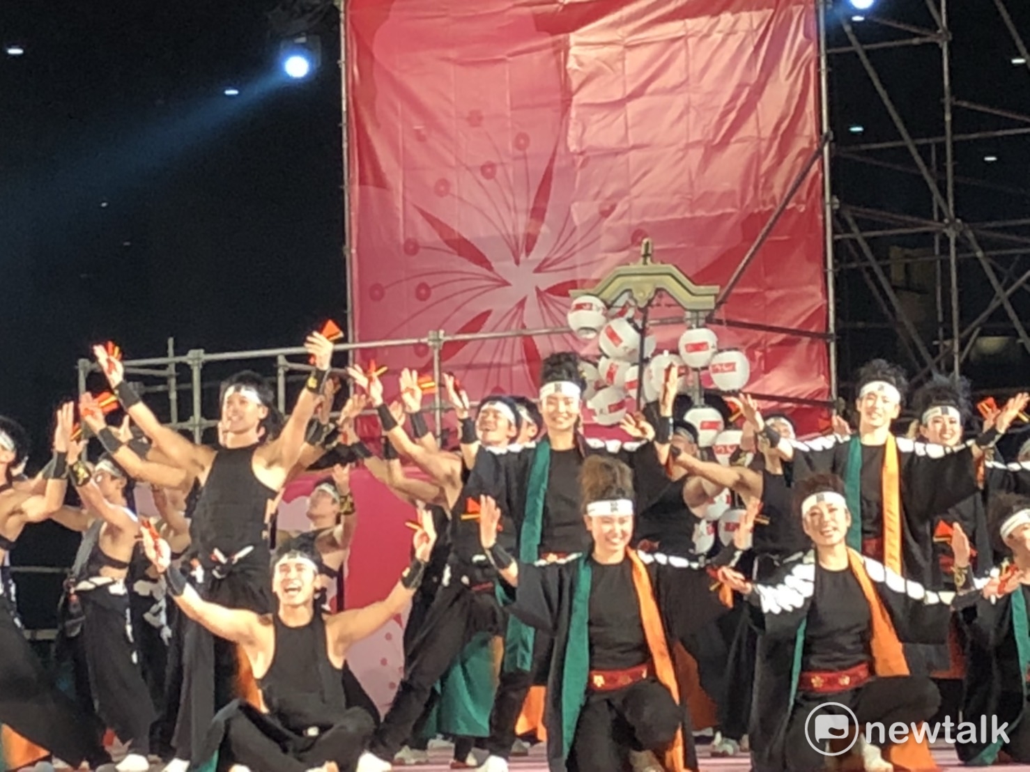 2017台中國際踩舞祭,日本愛知縣名名古屋的「 笑゛」,由100名男女成員所組成,以被聯合國教科文組織列為世界無形文化遺產的「犬山祭」作為主題,進行舞蹈活動。 圖:陳奕/攝 2017台中國際踩舞祭,日本愛知縣名名古屋的「 笑゛」,由100名男女成員所組成,以被聯合國教科文組織列為世界無形文化遺產的「犬山祭」作為主題,進行舞蹈活動。 圖:陳奕/攝