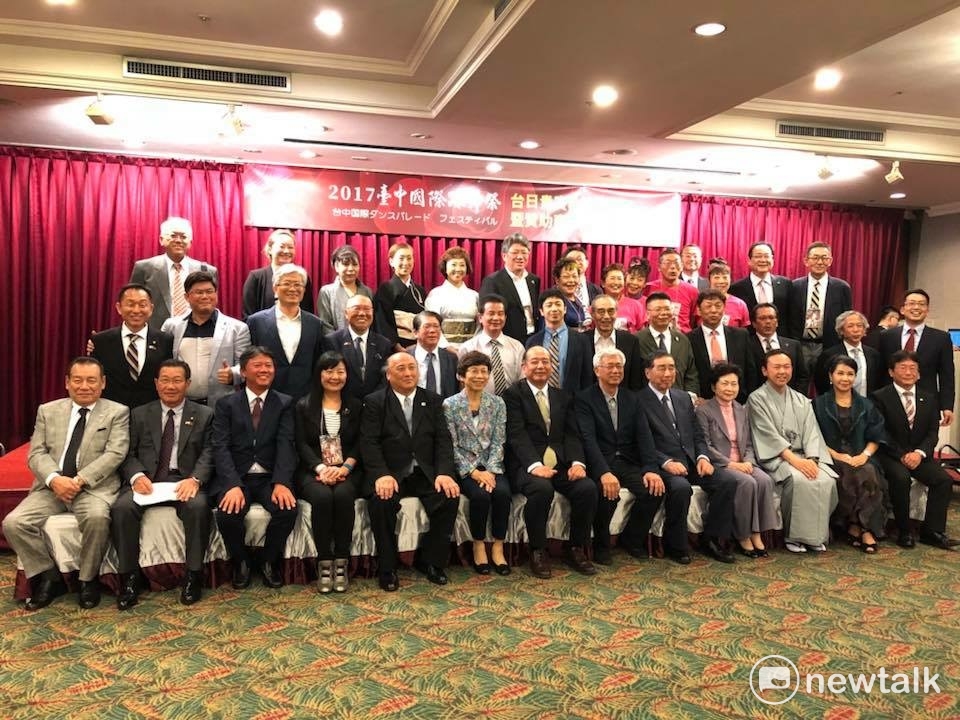 2017台中國際踩舞祭,台中市政府特別舉辦感恩餐會,感謝遠道而來的日本舞團及台灣的贊助商大合照。 圖:陳奕/攝 2017台中國際踩舞祭,台中市政府特別舉辦感恩餐會,感謝遠道而來的日本舞團及台灣的贊助商大合照。 圖:陳奕/攝