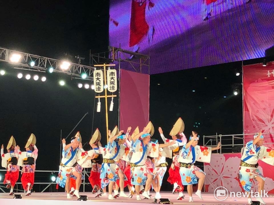 2017台中國際踩舞祭,日本南大阪連的阿波踊舞。特別是必須同手同腳、躡手躡腳,並踩腳尖手舞足蹈的高難 圖:陳奕/攝 2017台中國際踩舞祭,日本南大阪連的阿波踊舞。特別是必須同手同腳、躡手躡腳,並踩腳尖手舞足蹈的高難 圖:陳奕/攝