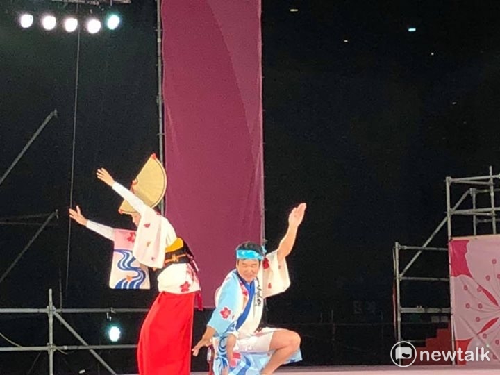 2017台中國際踩舞祭,日本南大阪連的阿波踊舞。特別是必須同手同腳、躡手躡腳,並踩腳尖手舞足蹈的高難 圖:陳奕/攝 2017台中國際踩舞祭,日本南大阪連的阿波踊舞。特別是必須同手同腳、躡手躡腳,並踩腳尖手舞足蹈的高難 圖:陳奕/攝