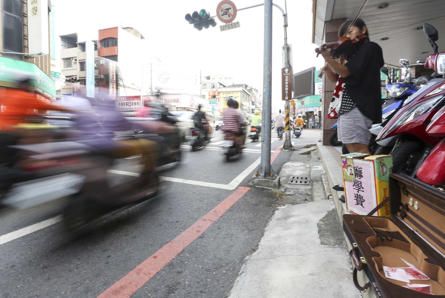 曾子恩最希望紅燈亮起或火車經過,機車騎士打賞的機率就提高。 曾子恩最希望紅燈亮起或火車經過,機車騎士打賞的機率就提高。