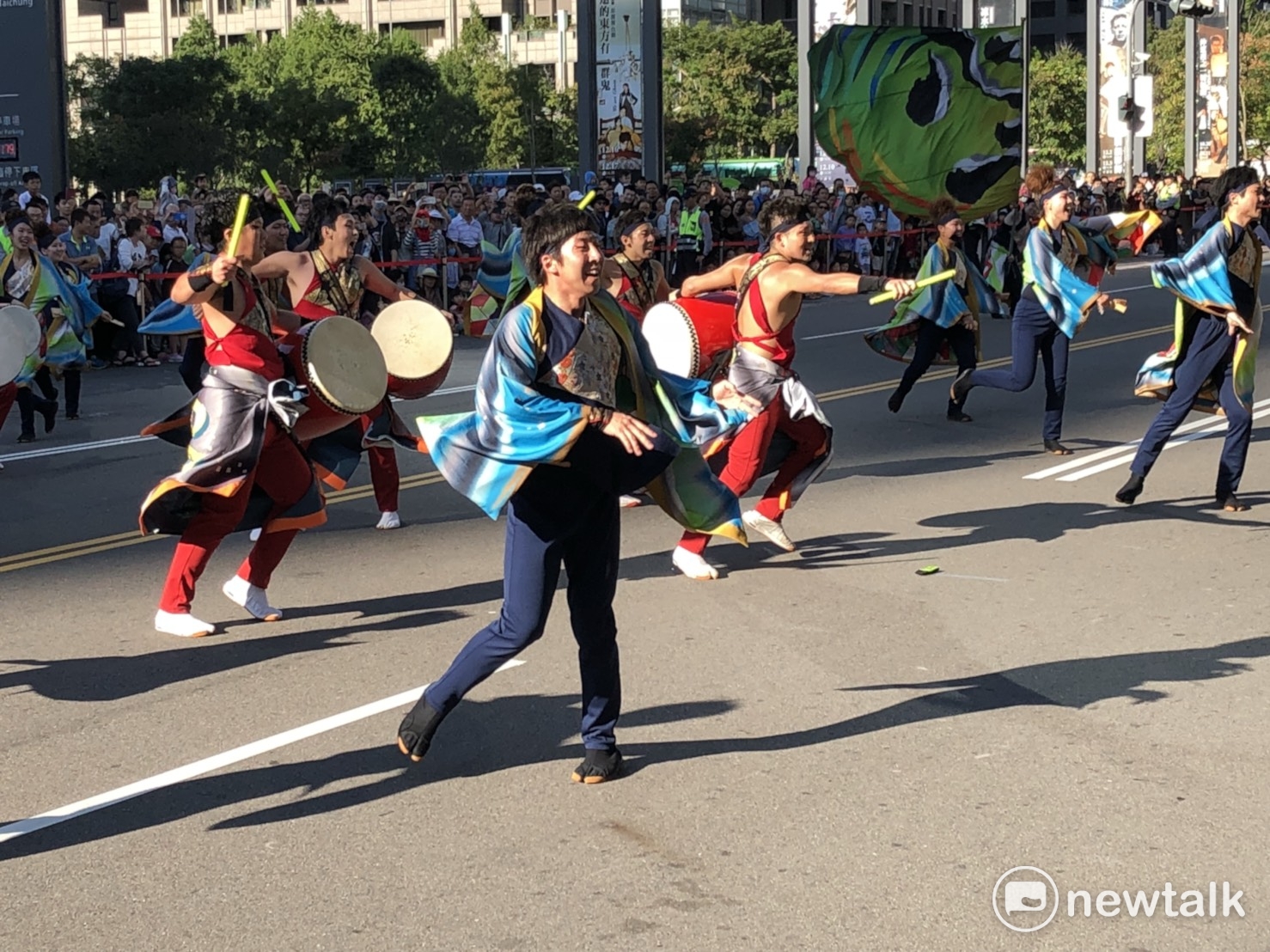 日本北海道北昂舞團載歌載舞。 圖:王鵬宇/攝 日本北海道北昂舞團載歌載舞。 圖:王鵬宇/攝