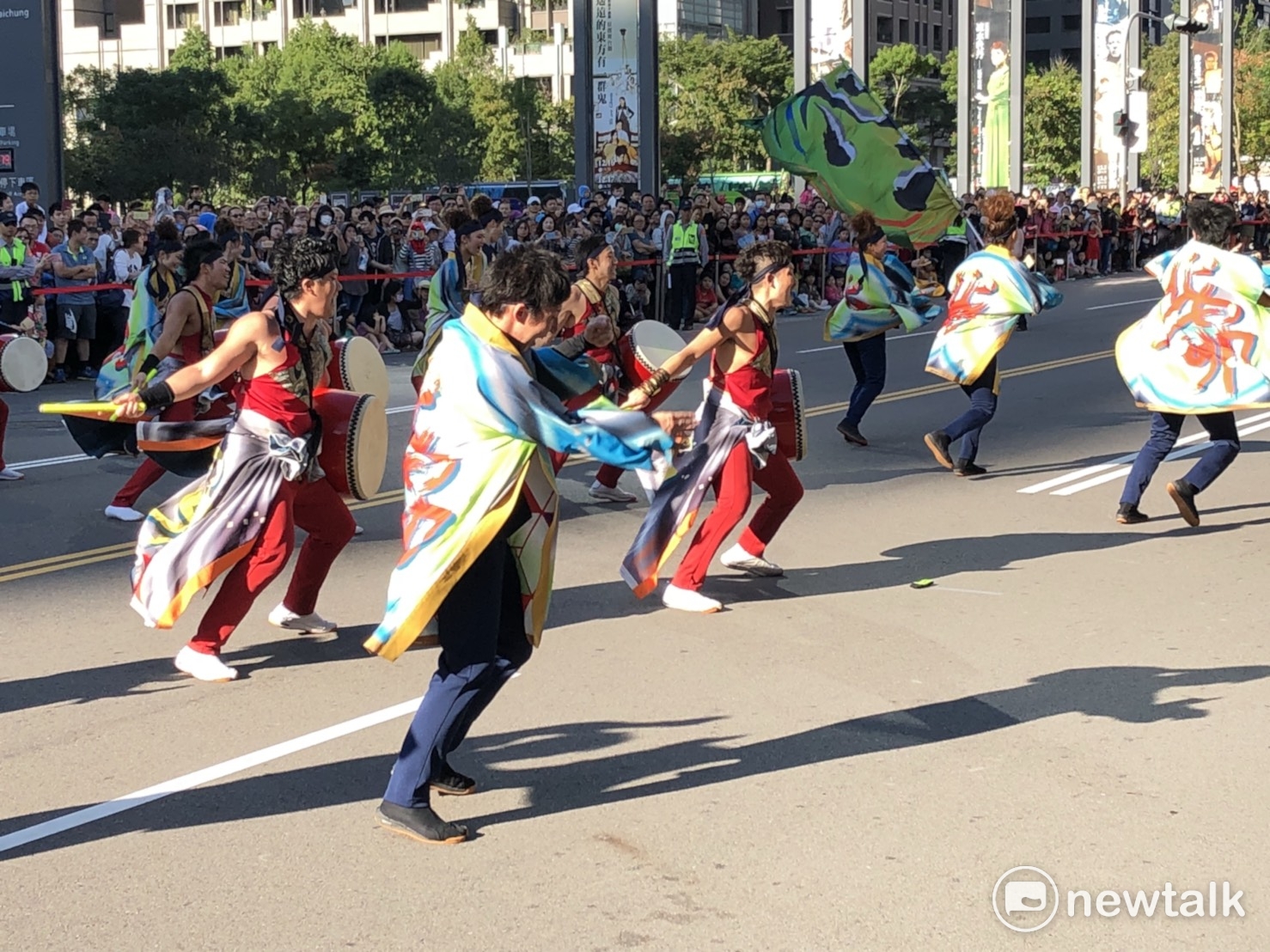 日本北海道北昂舞團載歌載舞。 圖:王鵬宇/攝 日本北海道北昂舞團載歌載舞。 圖:王鵬宇/攝