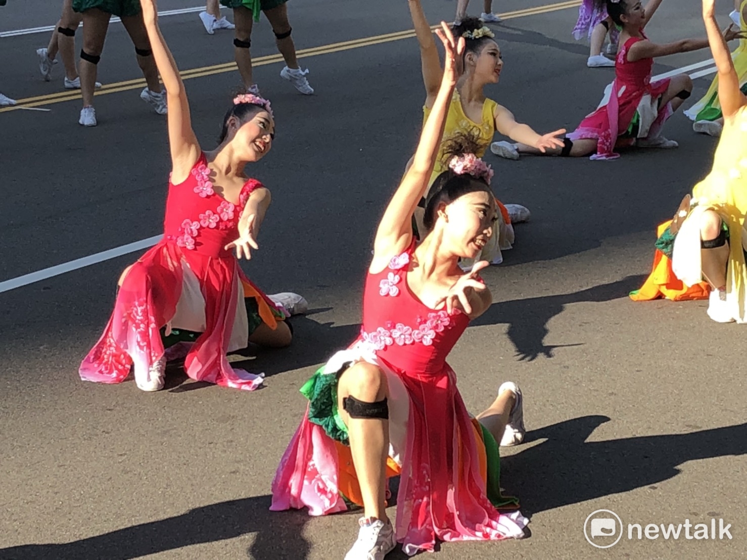 台中市文華高中帶來《花現台中》舞蹈表演。 圖:王鵬宇/攝 台中市文華高中帶來《花現台中》舞蹈表演。 圖:王鵬宇/攝