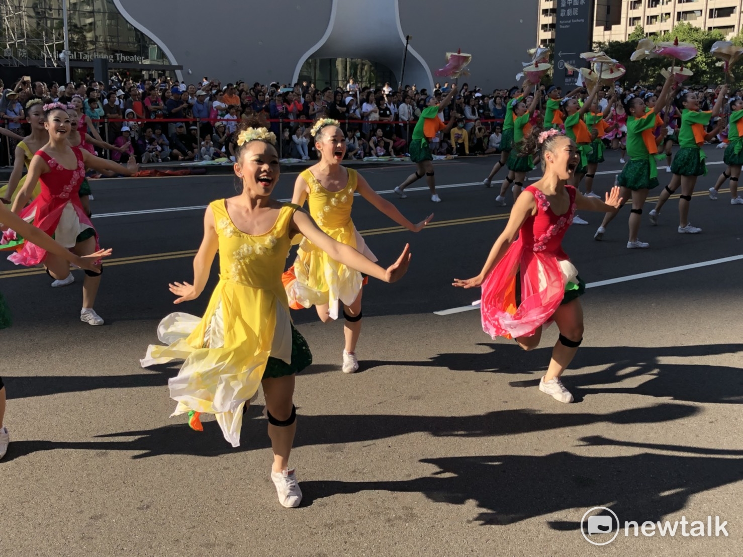 台中市文華高中帶來《花現台中》舞蹈表演。 圖:王鵬宇/攝 台中市文華高中帶來《花現台中》舞蹈表演。 圖:王鵬宇/攝