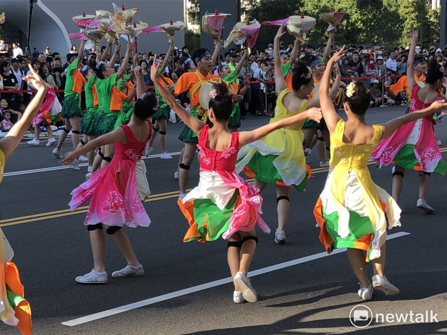 台中市文華高中帶來《花現台中》舞蹈表演。 圖:王鵬宇/攝 台中市文華高中帶來《花現台中》舞蹈表演。 圖:王鵬宇/攝