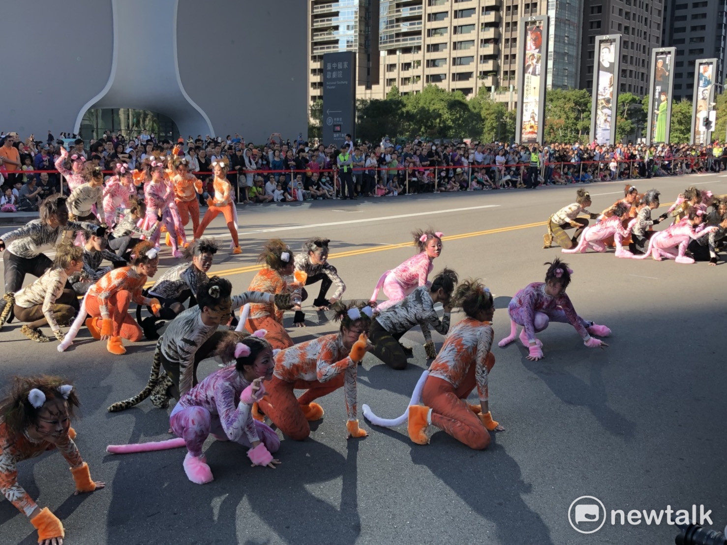 台北市華岡藝校的《貓嬉花間、繽紛台灣》逗趣可愛。 圖:王鵬宇/攝 台北市華岡藝校的《貓嬉花間、繽紛台灣》逗趣可愛。 圖:王鵬宇/攝