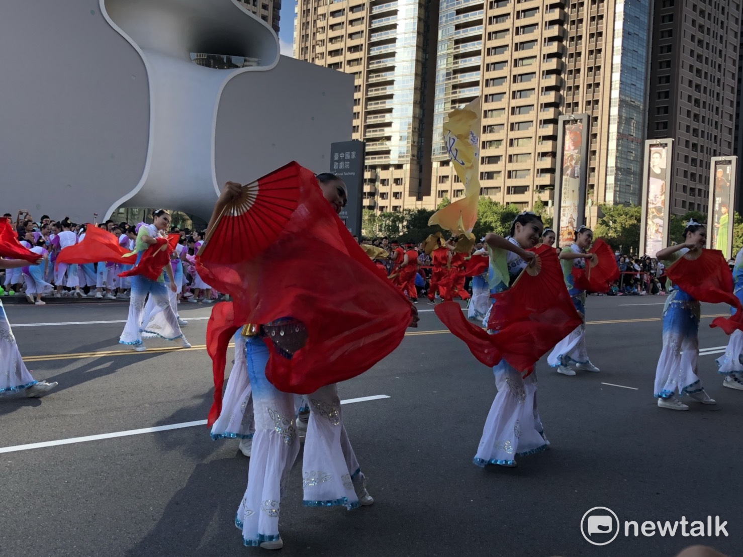 嘉義東吳高職《花young台灣》服裝相當有特色。 圖:王鵬宇/攝 嘉義東吳高職《花young台灣》服裝相當有特色。 圖:王鵬宇/攝