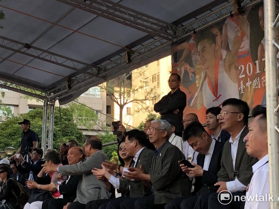 台中市長林佳龍於百忙中參與《2017國際踩舞祭》盛宴,與在場逾萬民眾一同欣賞這場沒有舞台的台日踩街舞蹈大賽。林佳龍還拍了多張舞團表演的照片,也是位搶拍高手。 圖:王鵬宇/攝 台中市長林佳龍於百忙中參與《2017國際踩舞祭》盛宴,與在場逾萬民眾一同欣賞這場沒有舞台的台日踩街舞蹈大賽。林佳龍還拍了多張舞團表演的照片,也是位搶拍高手。 圖:王鵬宇/攝